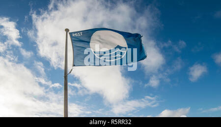 Beach Flag À ISLE OF ANGLESEY, Gwynedd, AU NORD DU PAYS DE GALLES - Banque D'Images