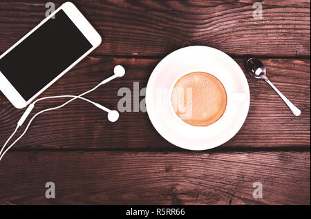 Tasse blanche avec du café et de la mousse Banque D'Images