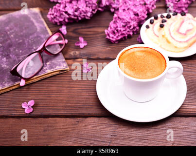 Espresso dans un rond blanc tasse avec soucoupe Banque D'Images