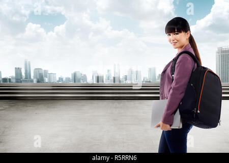 Asian female student smiling Banque D'Images