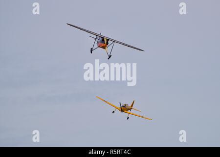 1931 Desoutter Mk1 et un 1949 DHC Chipmunk T.22 de la Shuttleworth Collection battant ensemble au jour de la course 2018 Airshow Banque D'Images