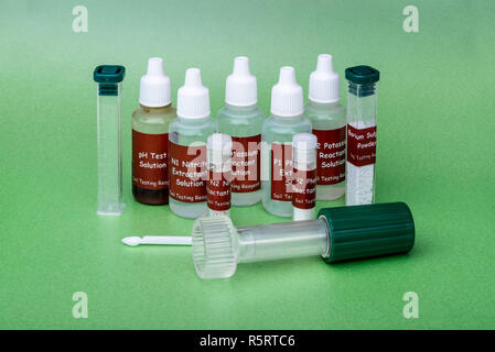 Kit d'analyse des sols avec des produits chimiques pour l'essai du potassium, l'azote, du phosphore et de l'acidité des sols. Banque D'Images