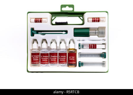 Kit d'analyse des sols avec des produits chimiques pour l'essai du potassium, l'azote, du phosphore et de l'acidité des sols. Banque D'Images
