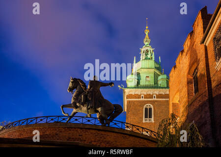 Tadeusz Kosciuszko Monument à Wawel par nuit à Cracovie, Pologne, equestrian statue en bronze de Polish et héros de l'indépendance américaine, le travail par Banque D'Images