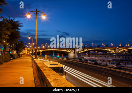 Ville de Budapest la nuit en Hongrie, riverside alley à Pont Marguerite et rue le long du Danube. Banque D'Images