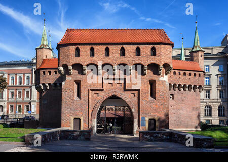 Barbican en vieille ville de Cracovie, Pologne, partie de l'enceinte de la vieille ville fortifiée de fortification, avant-poste du 15e siècle. Banque D'Images