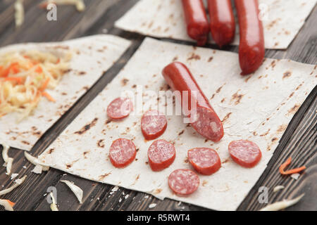 Saucisses, choucroute et de pain pita sur fond de bois Banque D'Images