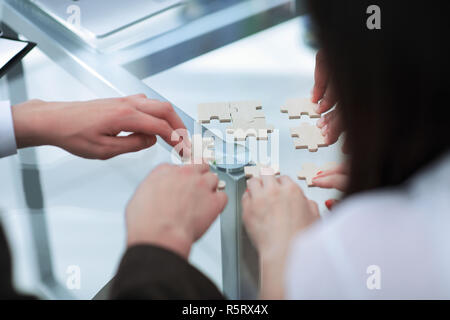 Close up. Business team l'assemblage de pièces de puzzle. Banque D'Images