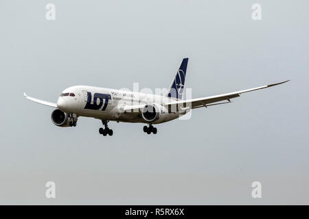 - LOT Polish Airlines Boeing 787-8 Dreamliner finale sur la piste 31. Banque D'Images