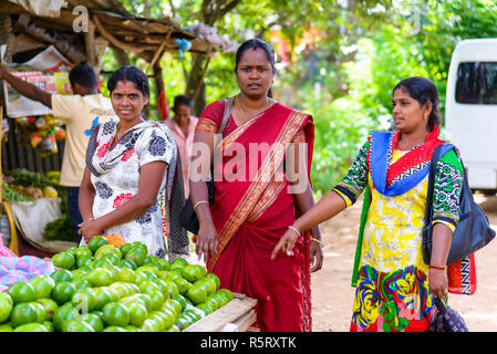 Divithotawela, Sri Lanka - le 20 août 2017 : Trois femmes non identifiées en vêtements traditionnels sont des boutiques du marché local Banque D'Images