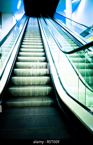Escalator vide dans un centre commercial, vue de dessous Banque D'Images