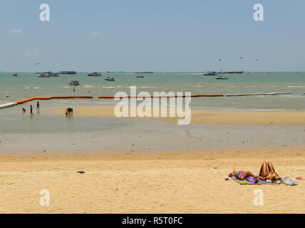 PATTAYA, THAÏLANDE - AVRIL 20,2018 : la plage les touristes vous détendre et nager et y louer des bateaux pour des excursions.Certains thaïs vendent des souvenirs,nourriture et boissons à Banque D'Images