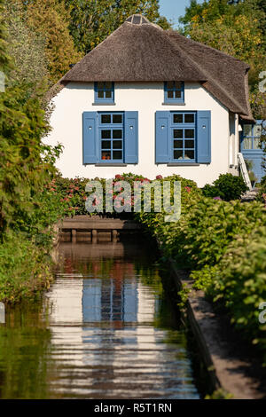 Le village pittoresque de 'Giethoorn' dans la province de 'Overijssel', également nommé "Venise du Nord" en raison des nombreux canaux où l'eau touri Banque D'Images
