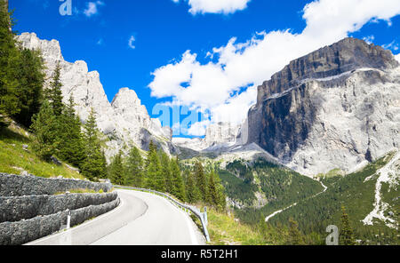 Route de montagne dans la région des Dolomites - Italie Banque D'Images