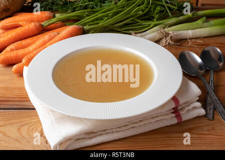 Bouillon d'os de poulet avec légumes frais Banque D'Images