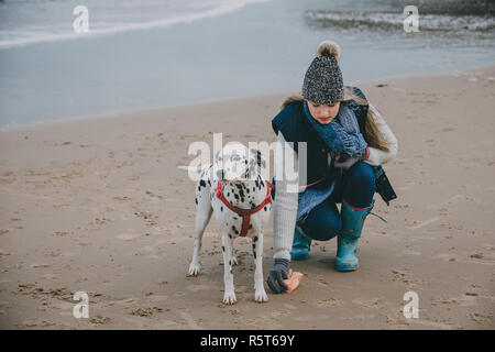 Femme avec chien sur une plage d'hiver Banque D'Images