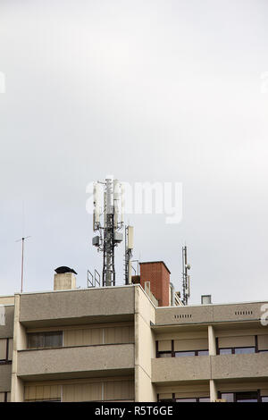 Les antennes de téléphonie mobile sur le toit d'un immeuble d'habitation dans la ville de Graz, en Styrie Banque D'Images