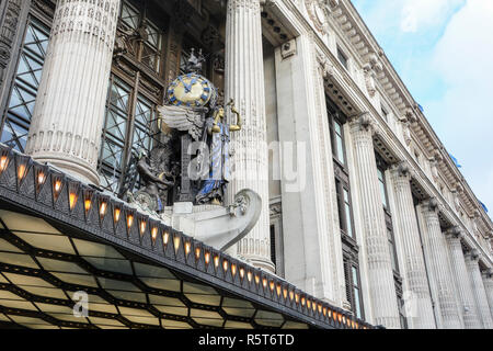 L'art-déco reine d'horloge temps réel à l'extérieur de l'entrée principale de grand magasin Selfridges, Oxford Street, London, UK Banque D'Images