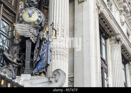 L'art-déco reine d'horloge temps réel à l'extérieur de l'entrée principale de grand magasin Selfridges, Oxford Street, London, UK Banque D'Images