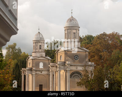 Mistley towers de célèbre une fois brûlées cimetière de l'église Banque D'Images