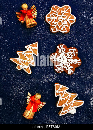 Cookies de Noël haut voir photo Classic gingerbreads dans des formes de house, d'épicéas et les flocons avec du glaçage bleu foncé se trouvent sur 24 Banque D'Images