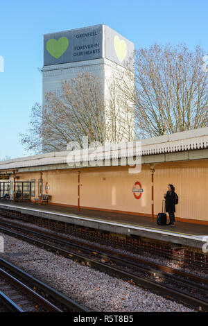 Tour de Grenfell, à jamais dans nos coeurs, comme vu de Latimer Road, Londres, UK Banque D'Images