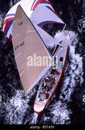 La liberté, skippé par Dennis Conner, lors de la finale de la Coupe des Amériques 1983 dans les eaux de Newport, Rhode Island. La liberté perdu ot Australie II dans une fin étonnante qui arracha l'Americas Cup du New York Yacht Club pour la première fois en 132 ans. Banque D'Images