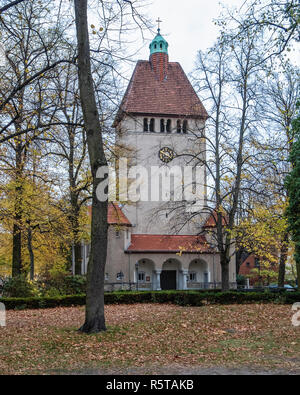 Alt-Tegal,Berlin,vieux Tegal. Dorfkirche, évangélique église paroissiale. Vieille église avec tour de l'horloge d'extérieur de bâtiment. Banque D'Images