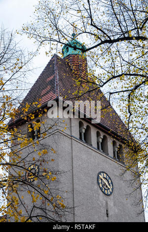 Alt-Tegal,Berlin,vieux Tegal. Dorfkirche, évangélique église paroissiale. Vieille église avec tour de l'horloge d'extérieur de bâtiment. Banque D'Images