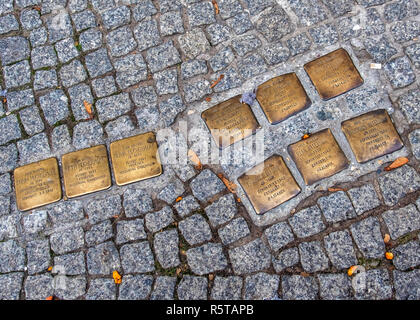 Berlin, Mitte. Stolpersteine, d'achoppement des monuments dans la commémoration des victimes des nazis qui vivaient à 19 Almstadtstasse Banque D'Images