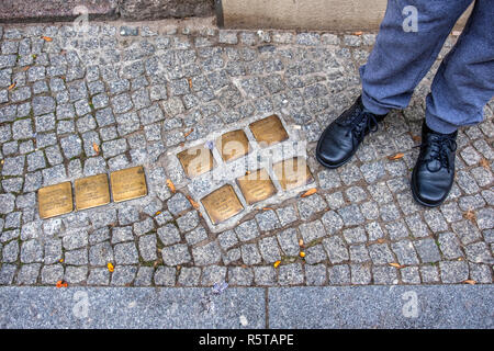 Berlin, Mitte. Stolpersteine, d'achoppement des monuments dans la commémoration des victimes des nazis qui vivaient à 19 Almstadtstasse Banque D'Images