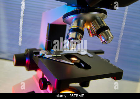 Montréal,Canada,1,décembre 2018.Close-up détail d'un microscope de laboratoire.Credit:Mario Beauregard/Alamy Live News Banque D'Images