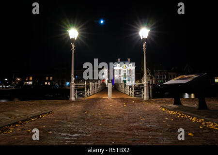 Pont peint en blanc avec des détails classiques et traditionnelles lanternes de la rue. Smits travailler à partir de l'époque de la révolution industrielle avec des détails authentiques Banque D'Images