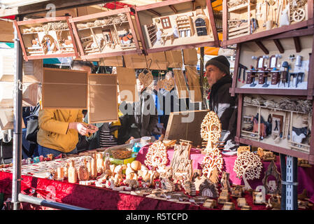 Cambridge, Angleterre - Octobre 2018 : Marché de Noël d'artisanat en bois vente de décrochage au Market Square, Cambridge, UK. Banque D'Images