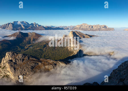 Les Dolomites, les nuages et les pics: Sass de stria, SettSass, Marmolada. Alpes italiennes. Europe. Banque D'Images