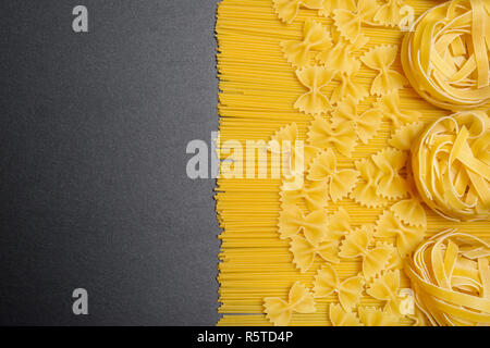 Vue de dessus ou de pâtes spaghetti italien noir sur fond d'ardoise. Copy space Banque D'Images