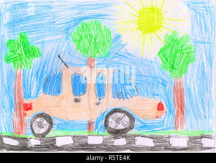 Voiture rose sur la route, arbres, dessin d'enfant Banque D'Images