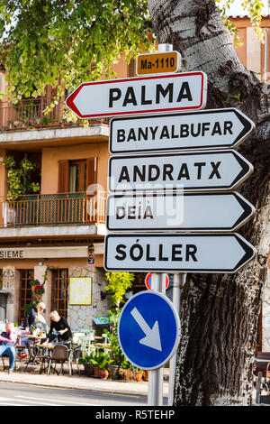 La signalisation routière dans le village de montagne de Valldemossa, , Mallorca, Majorque, Îles Baléares, Baléares, Espagne, Europe Banque D'Images