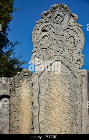 Pierre tombale ornée dans le cimetière de Mosquée de Suleymaniye, Istanbul, Turquie, l'Europe. Banque D'Images