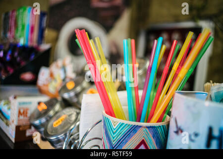 Tubes de boissons colorées sur fond de café Banque D'Images