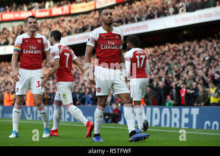 Pierre-Emerick Aubameyang d'Arsenal en face de la célèbre Tottenham fans après avoir marqué son premier but de côtés du jeu pendant la Premier League match à l'Emirates Stadium, Londres. Banque D'Images