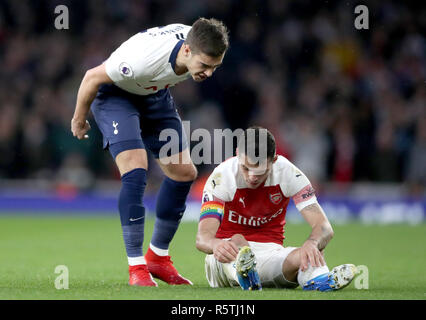 Tottenham Hotspur Harry's Winks (à gauche) a mots avec Arsenal de granit Xhaka au cours de la Premier League match à l'Emirates Stadium, Londres. Banque D'Images