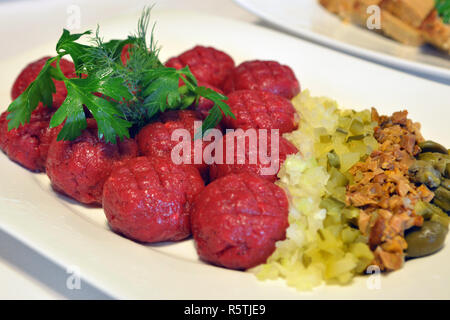 Tartare de boeuf cornichon, champignons marinés et oignon frais sur la plaque. Banque D'Images