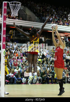 Roses Angleterre George Fisher (à droite) et de l'Ouganda elle Muhayimina Namuwaya Grues bataille pour la balle au cours de l'épanouissement de la série International Netball match à la boîte de cuivre Arena, London. Banque D'Images