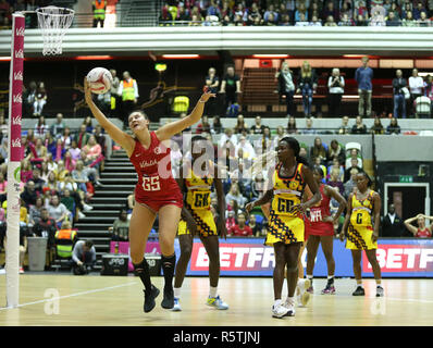 L'Angleterre George Fisher Roses en action contre l'Ouganda elle au cours de l'épanouissement des grues de la série International Netball match à la boîte de cuivre Arena, London. Banque D'Images