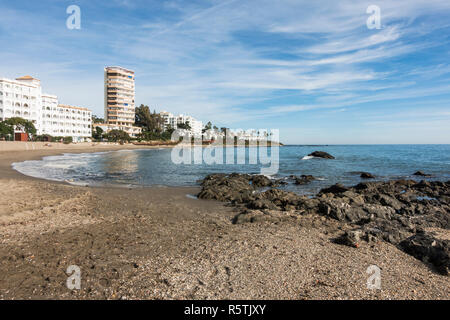 Plage à proximité de La Cala de Mijas, Malaga de passerelle en bois, Senda Litoral, La Cala, Andalousie, espagne. Banque D'Images