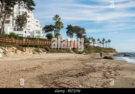 Senda Litoral, promenade en bois, de l'allée, promenade du front de mer, la connexion de plages de la Costa del Sol, La Cala, Andalousie, espagne. Banque D'Images