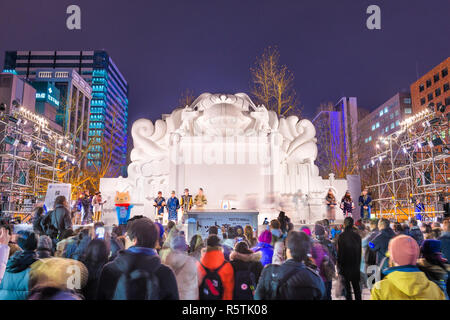 SAPPORO, JAPON - Février 5, 2017 : interprètes vêtus de l'Ainu traditionnelle armoire présente l'ouverture de la Sapporo Snow Festival. Je commence l'événement Banque D'Images