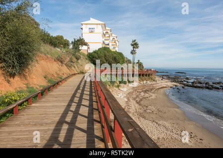Senda Litoral, promenade en bois, de l'allée, promenade du front de mer, la connexion de plages de la Costa del Sol, La Cala, Andalousie, espagne. Banque D'Images
