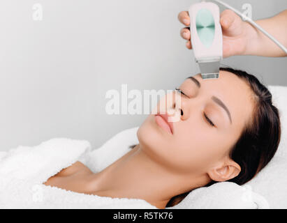 Belle femme recevoir les ultrasons nettoyage de la peau, peeling facial Banque D'Images